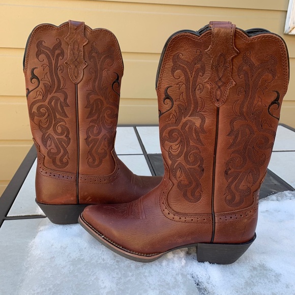 Justin Women Dark Brown Boots - Picture 2 of 12